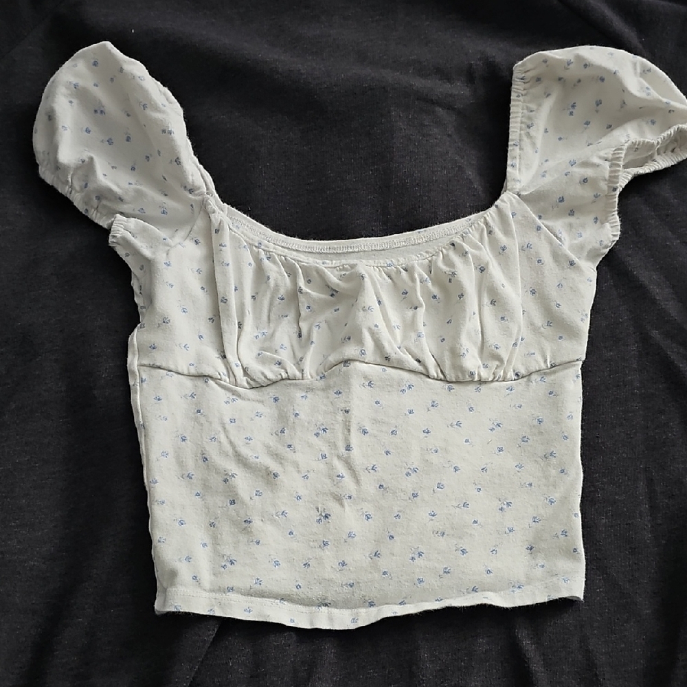 Hollister Cream and Blue Patterned Crop Top